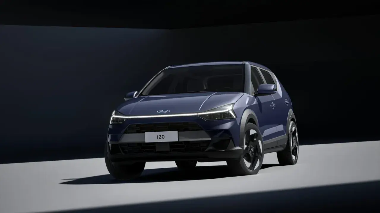 Un Hyundai i20 azul oscuro, listo para una prueba de manejo, con luces LED frontales y un diseño moderno.