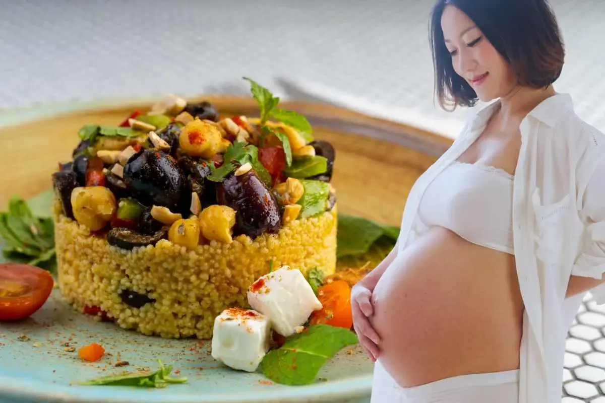 Piatto colorato di cous cous con verdure e formaggio, accanto a una donna incinta. Un pasto nutriente per la gravidanza.