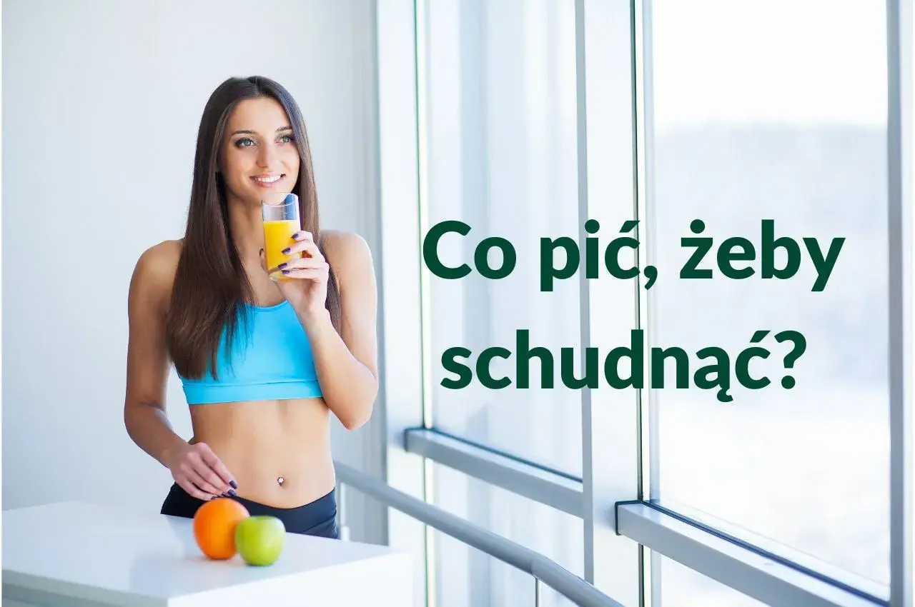Kobieta w sportowym stroju pije sok pomarańczowy, obok leżą owoce.
