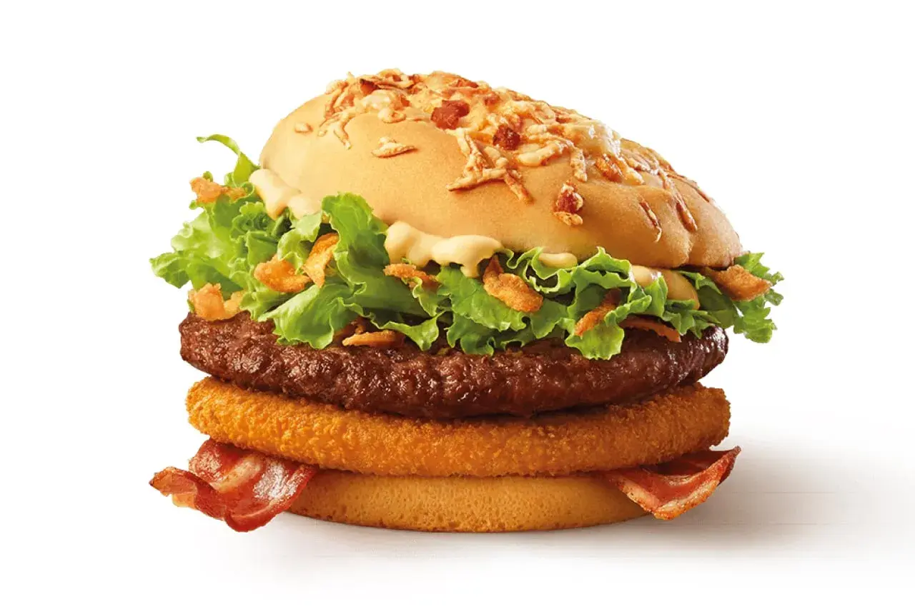 Drwal McDonald: soczysty kotlet, chrupiąca cebulka, świeża sałata i boczek w bułce.