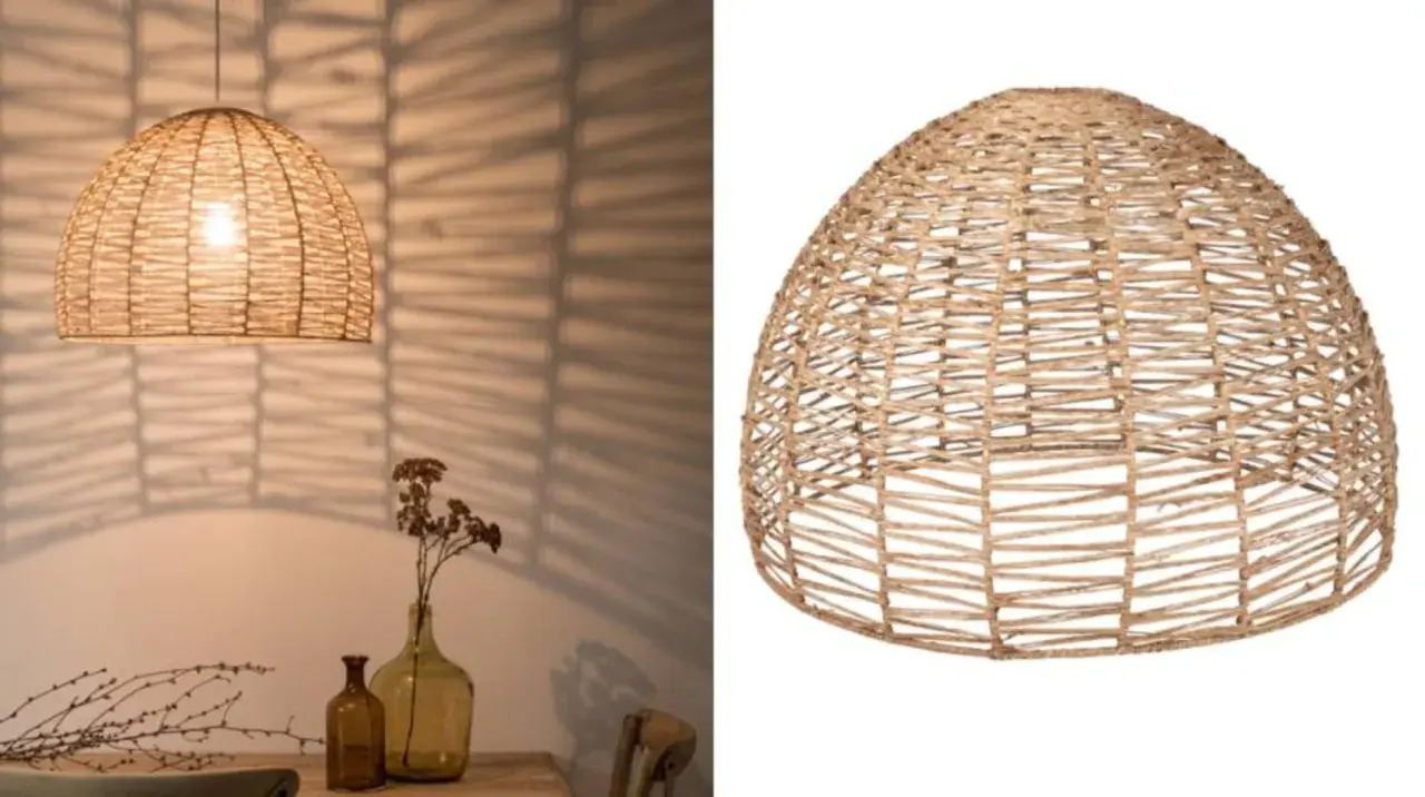 Lámpara colgante de ratán con un diseño abierto que proyecta sombras decorativas.