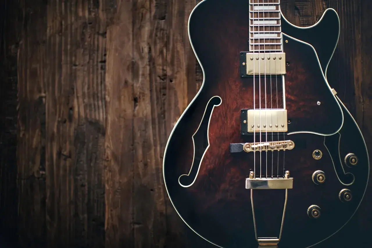 Gitara jazzowa na tle drewnianych desek. Ostatnie dźwięki, goodbye my lover.