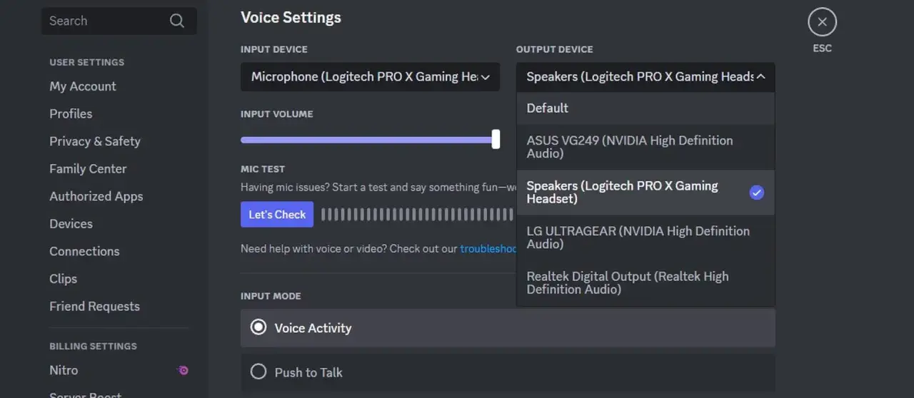 Ustawienia głosu Discord: mikrofon Logitech PRO X, głośniki Logitech PRO X. Oczekiwanie na punkt końcowy Discord, aby rozpocząć rozmowę.