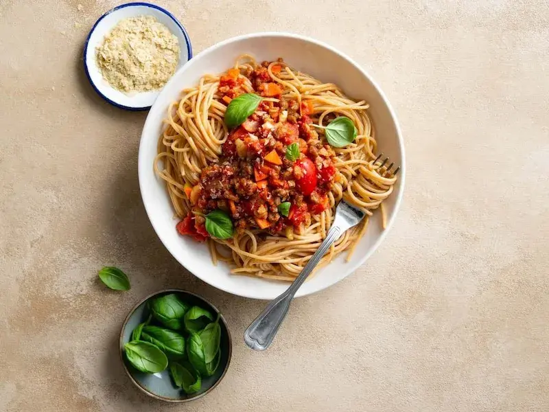 Wegańskie spaghetti bolognese - najlepszy przepis na domowy sos bez mięsa