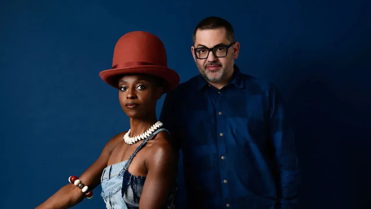 Morcheeba: wokalistka w rudym kapeluszu i dżinsowym ogrodniczkach, obok niej mężczyzna w okularach. Cieszą się wspólną podróżą.