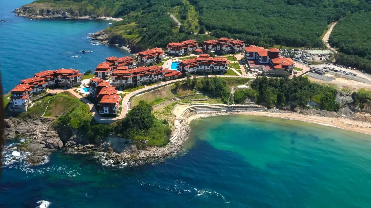 Piękne wybrzeże Bułgarii z hotelami i plażą. Idealne miejsce na wakacje, kiedy jechać? Latem!
