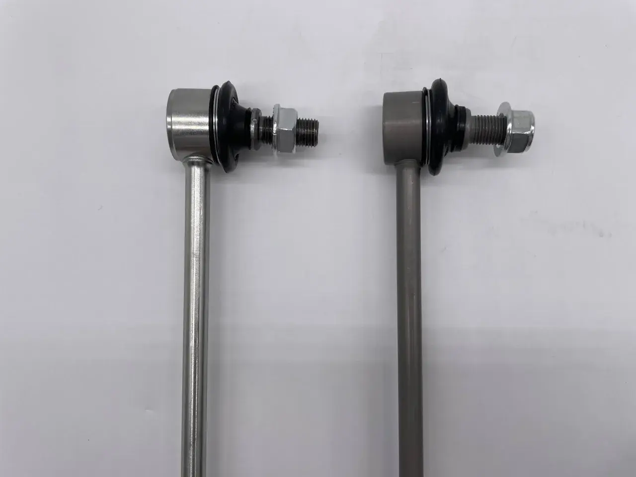 Deux biellettes de barre stabilisatrice neuves, prêtes pour le changement. Le prix de cette pièce est essentiel pour le contrôle de votre véhicule.