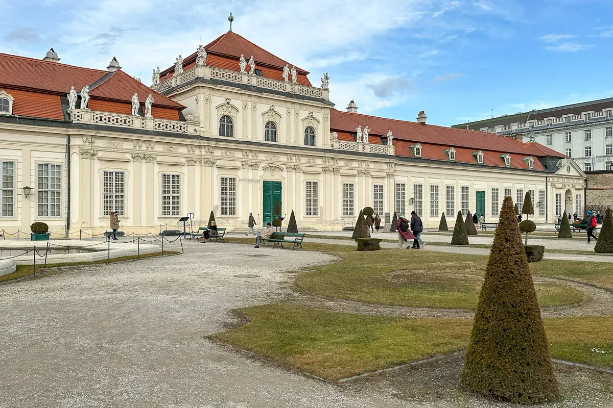Spacerem po ogrodach Belwederu w Wiedniu, podziwiając barokową architekturę i rzeźbione drzewa.