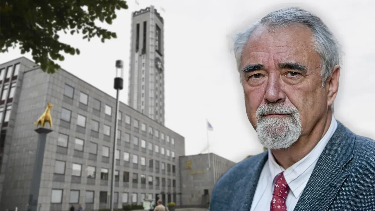 Porträtt av en äldre man med grått skägg och kavaj, framför en byggnad med ett torn. Kanske ett citat från Percy Barnevik.