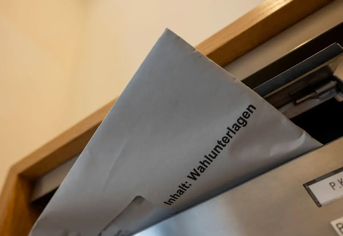 Brief mit der Aufschrift "Inhalt: Wahlunterlagen" wird in einen Briefkasten gesteckt. Die Civey Sonntagsfrage Bayern könnte bald per Post beantwortet werden.