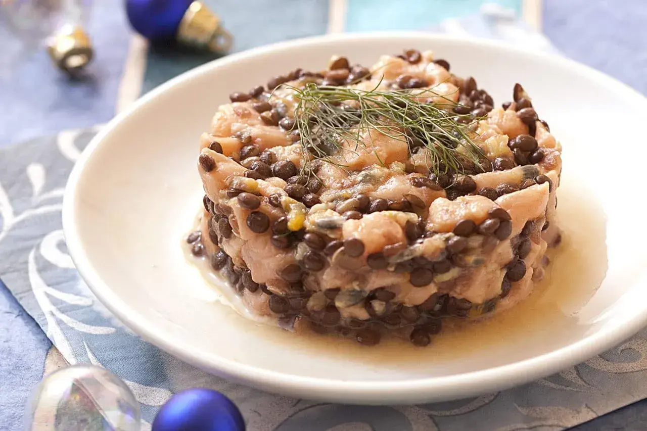 Tartare de saumon et lentilles, une idée gourmande pour savoir pourquoi manger des lentilles le 1er janvier. Délicieux et festif !