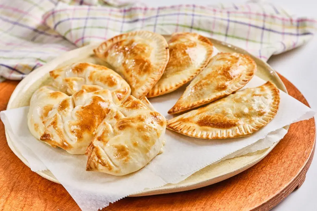 Deliciosas empanadillas al horno, doradas y listas para disfrutar. Un bocado perfecto para cualquier momento.