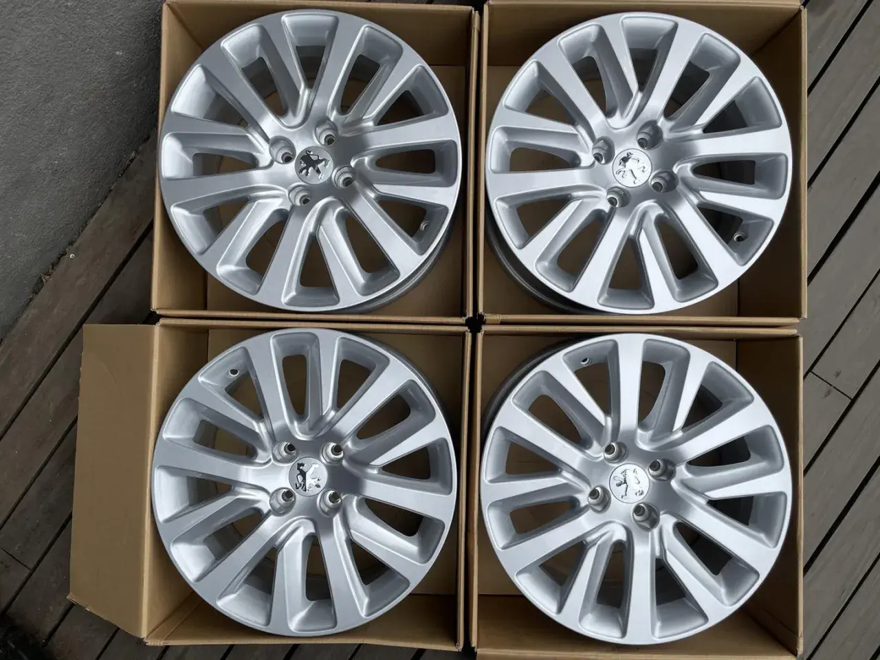Cztery nowe felgi aluminiowe do Peugeot 407, gotowe do montażu. Idealny rozmiar opon dla tego modelu.