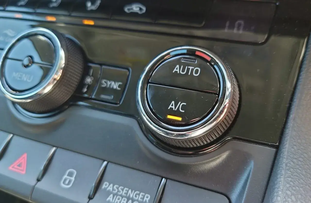 Klimatanläggningens reglage i bilen. A/C-knappen lyser, redo att bekämpa imma i bilen.