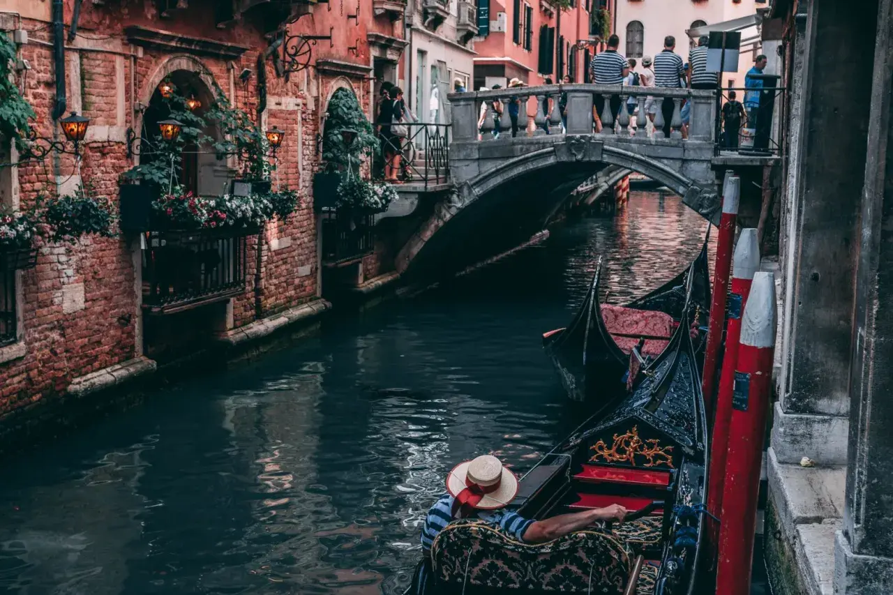 Gondola płynie kanałem, pod mostem, wśród ceglanych kamienic. To polska Wenecja, gdzie czas płynie wolniej.