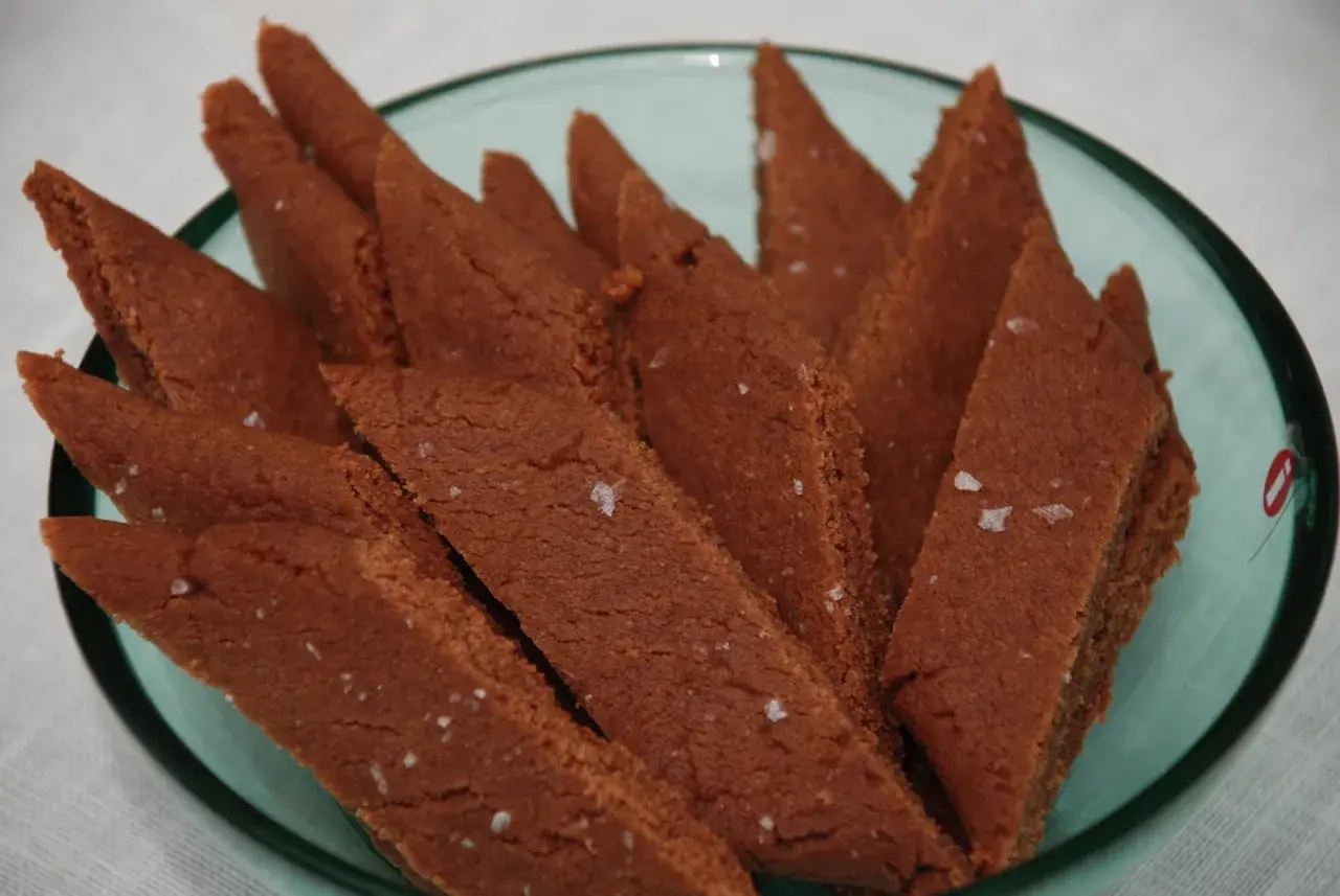 En skål med chokladiga kolakakor med flingsalt. Perfekta för fikat!