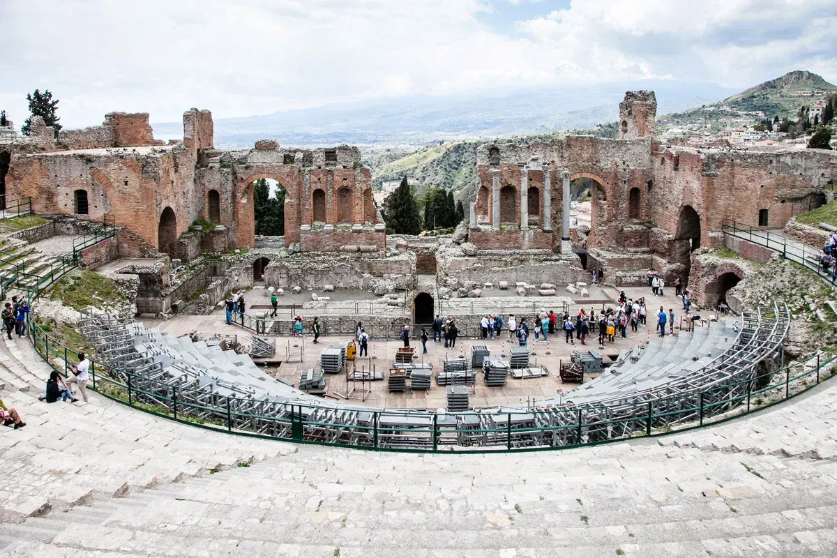 Un weekend a Taormina, tra le rovine del teatro greco-romano e la vista mozzafiato sull'Etna.