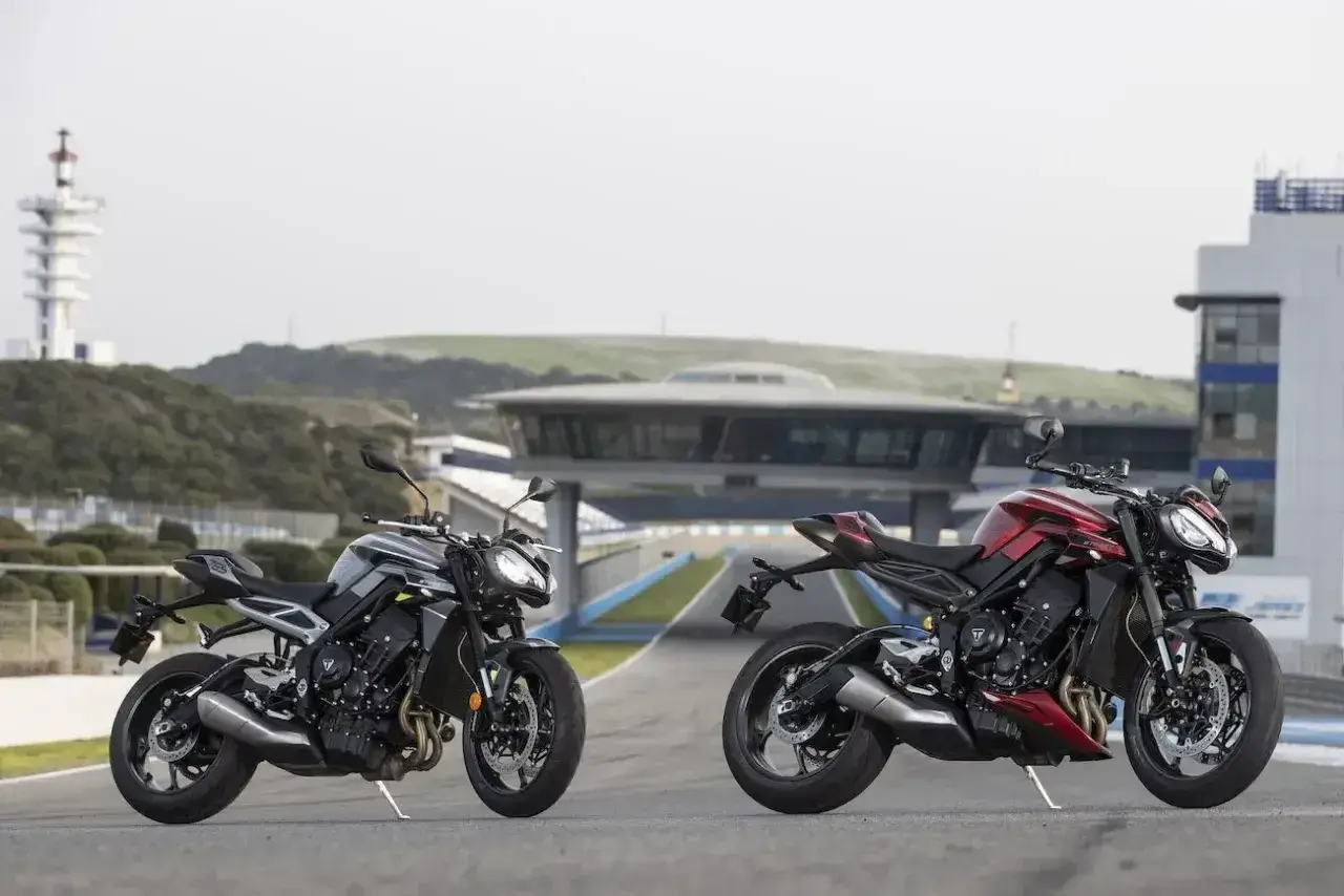 Dwa motocykle Triumph Street Triple 675 na torze wyścigowym. Czerwony i grafitowy. Dane techniczne w zasięgu wzroku.