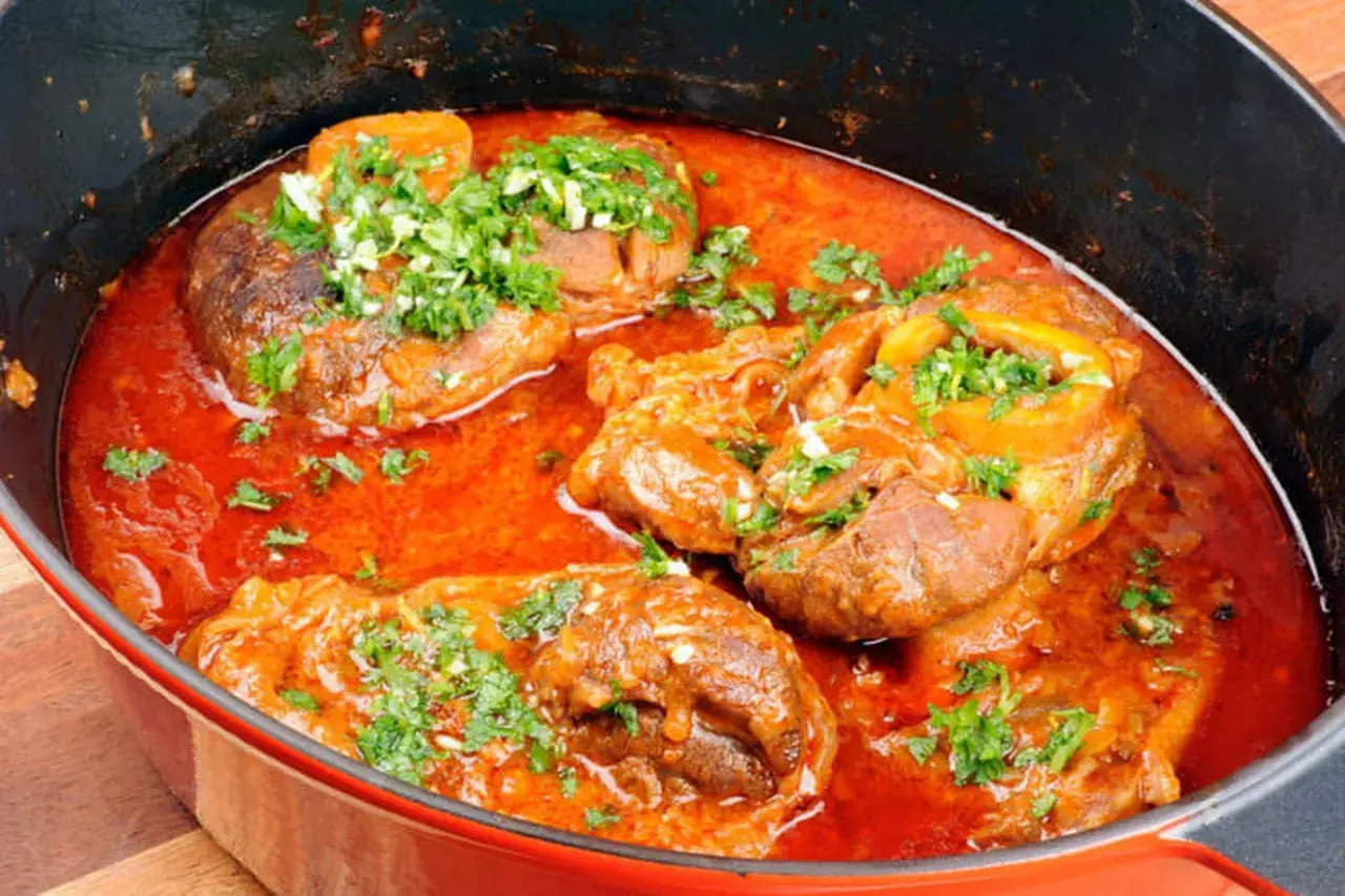 Un plat mijoté de morceaux de dinde tendres, baignant dans une sauce rouge savoureuse et garni de persil frais. Un délice d'osso bucco de dinde.