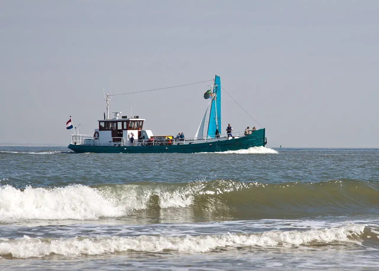 Ein Boot mit Anglern auf dem Weg zum gelben Riff. Die beste Angelzeit beginnt jetzt!