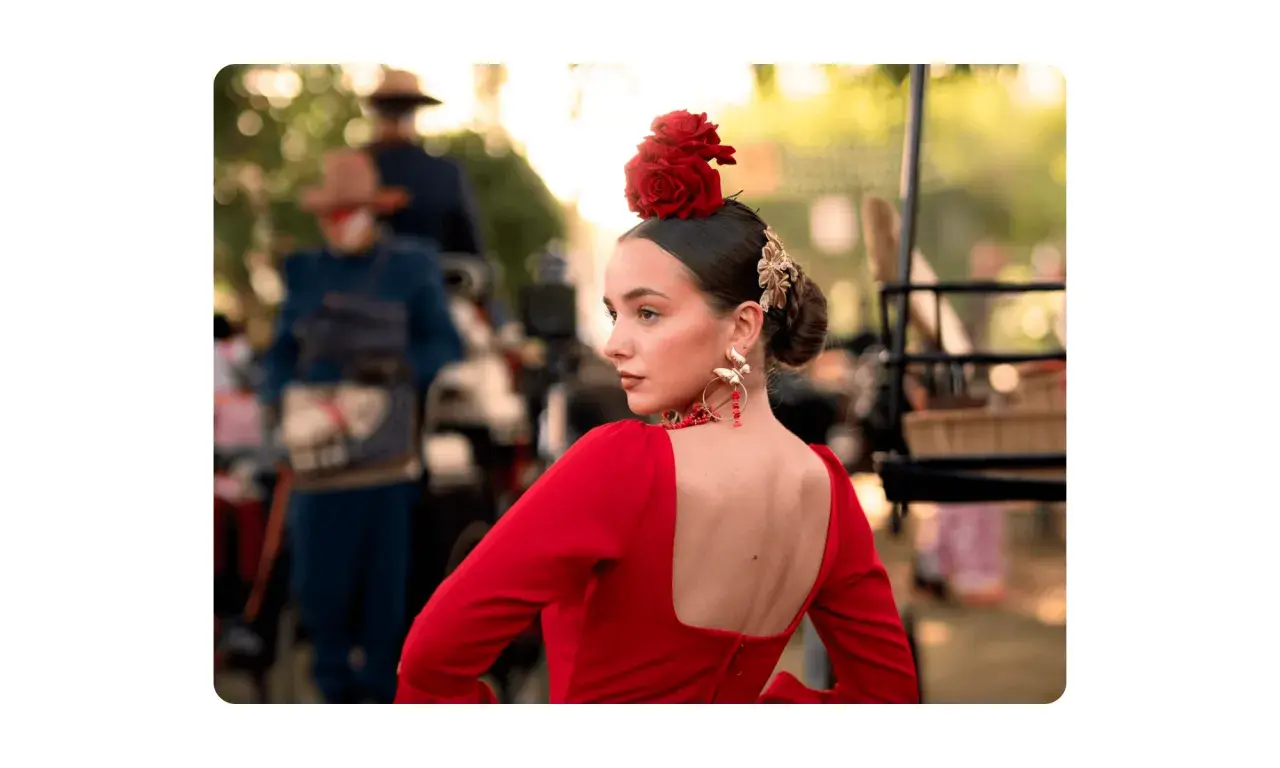 Joven con vestido rojo y rosas en el pelo, lista para la feria.