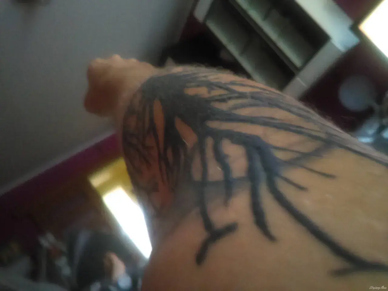 Ręka z tatuażem przypominającym korzenie drzewa. Skóra wydaje się blada, jakby brakowało osocza po tatuażu.