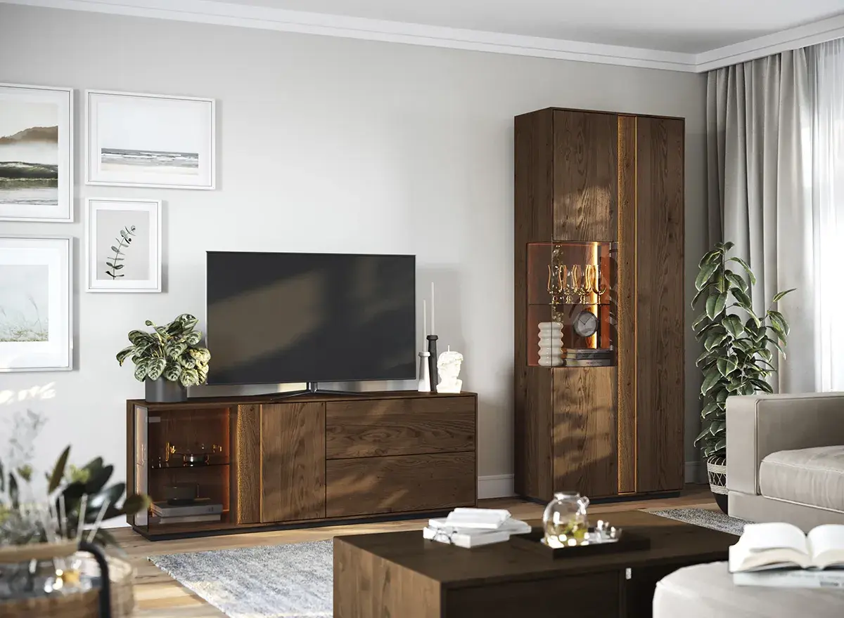Elegancki salon z meblami z litego drewna dąb europejski. Komoda RTV, wysoka witryna i stolik kawowy tworzą przytulną atmosferę.