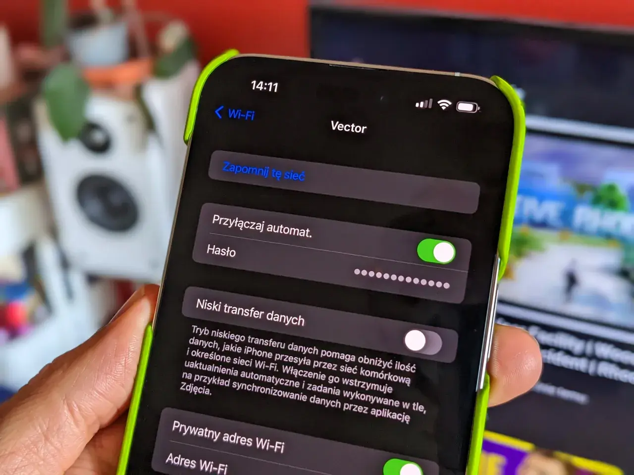 Ekran iPhone'a pokazuje ustawienia Wi-Fi. Widzimy opcję "Zapomnij tę sieć" i pole "Hasło", co może pomóc w sytuacji, gdy zastanawiasz się, jak odzyskać hasło do Wi-Fi.