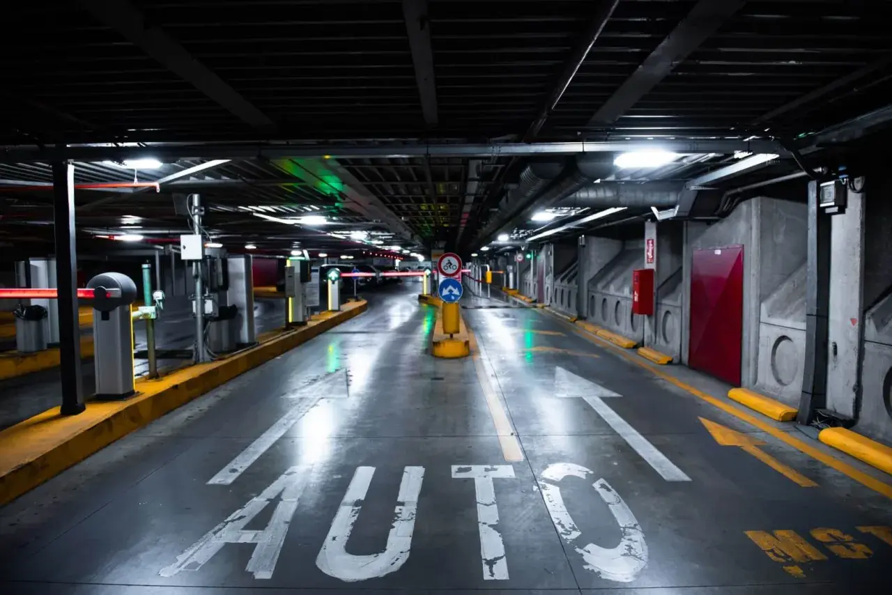 Ingresso al parcheggio metro Santa Maria del Soccorso. Le frecce indicano la direzione per le auto.