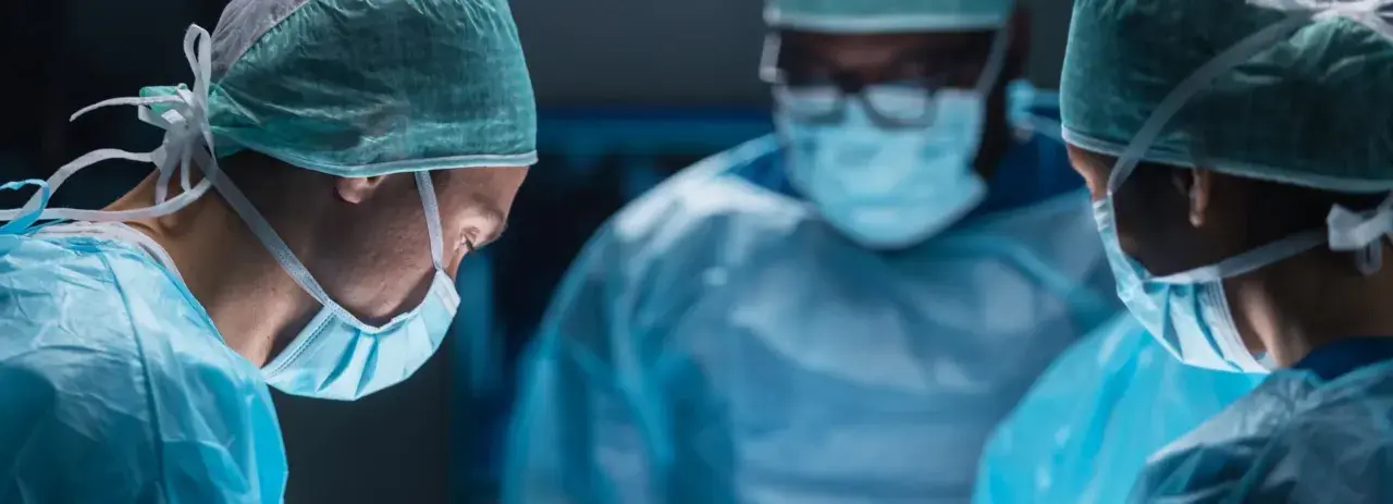 Chirurghi in sala operatoria, concentrati sul loro lavoro. Il loro impegno ha un autoptico significato per la vita dei pazienti.