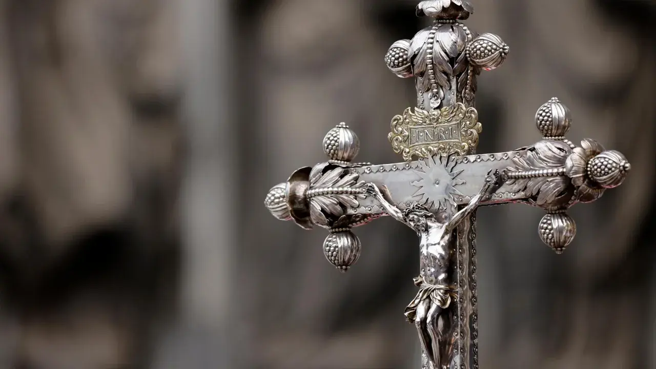 Ein detailreiches Silberkreuz mit Jesusfigur. Die aufwendige Verzierung erinnert an eine Erleuchtung, die tiefe epiphanie bedeutung.