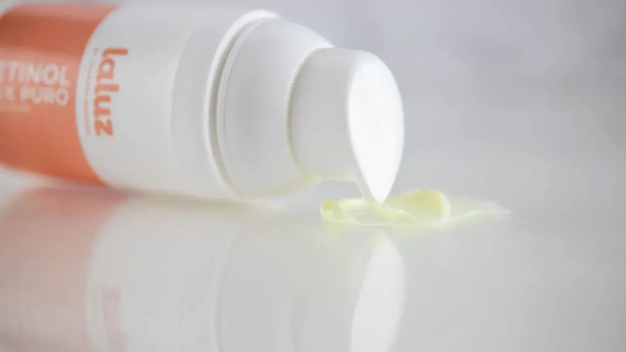 Crema con retinol puro de La Luz, ideal para rejuvenecer tu piel. Descubre para qué sirve el retinol y luce un cutis radiante.