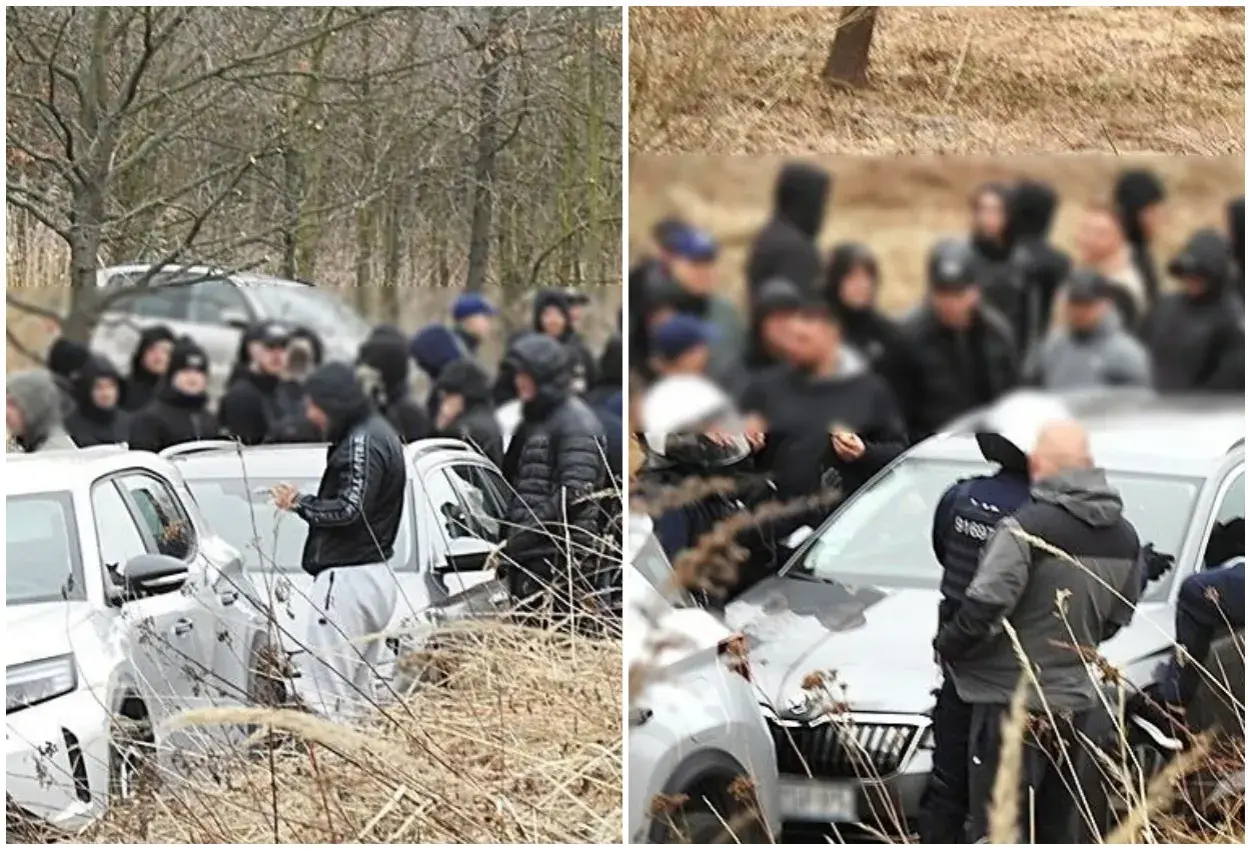 Grupa osób w kapturach otacza samochody. Wygląda to na ustawkę, być może związaną z nielegalnym procederem.