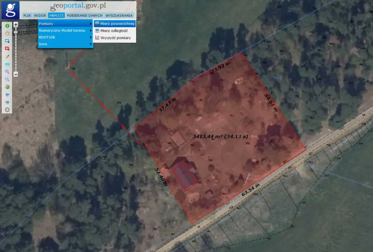 Na mapie z geoportal.gov.pl widać narzędzie do pomiarów, które pomaga jak sprawdzić wymiary działki. Zaznaczony obszar ma powierzchnię 3413.44 m².