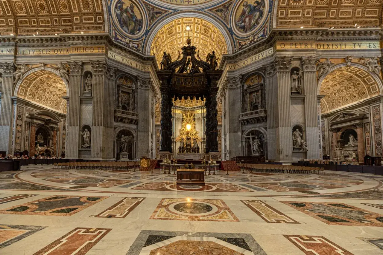 Interno maestoso della Basilica di San Pietro, un luogo imperdibile per chi decide di visitare Roma.