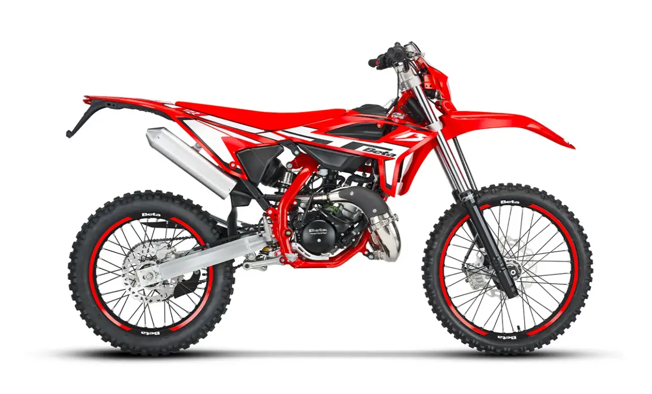 Moto da cross rossa Beta RR 50, pronta per l'avventura. L'olio motore Beta RR 50 garantisce prestazioni ottimali.