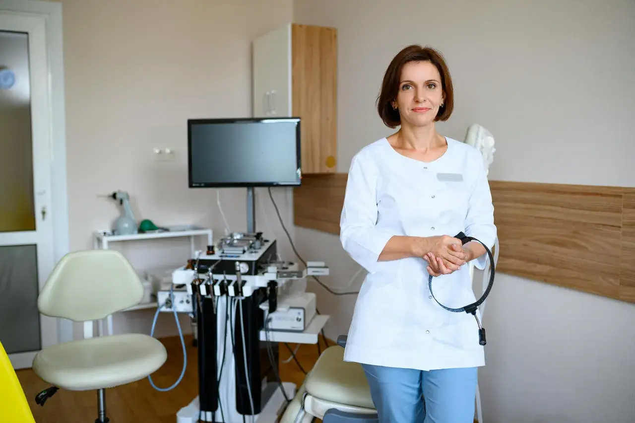 Lekarz od strun głosowych w gabinecie laryngologicznym, gotowy do badania.
