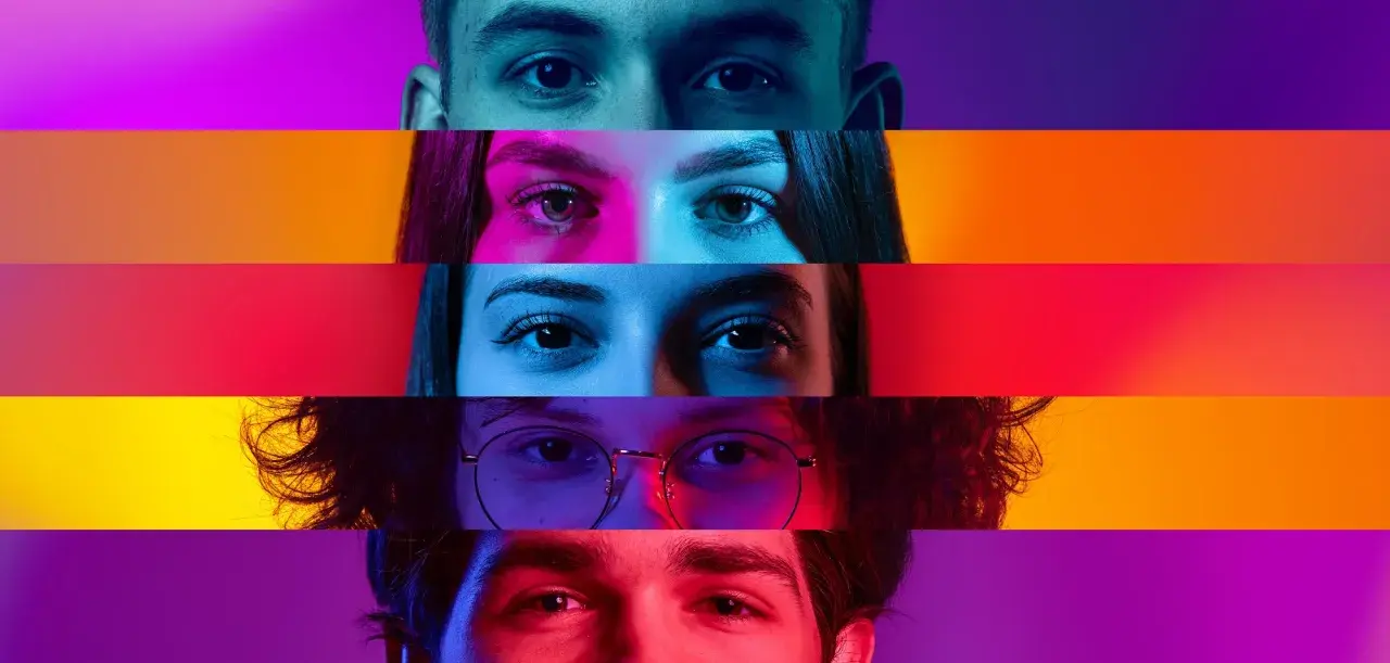 Occhi di persone diverse, illuminati da luci che ricordano quali sono i tre colori primari: rosso, giallo e blu.