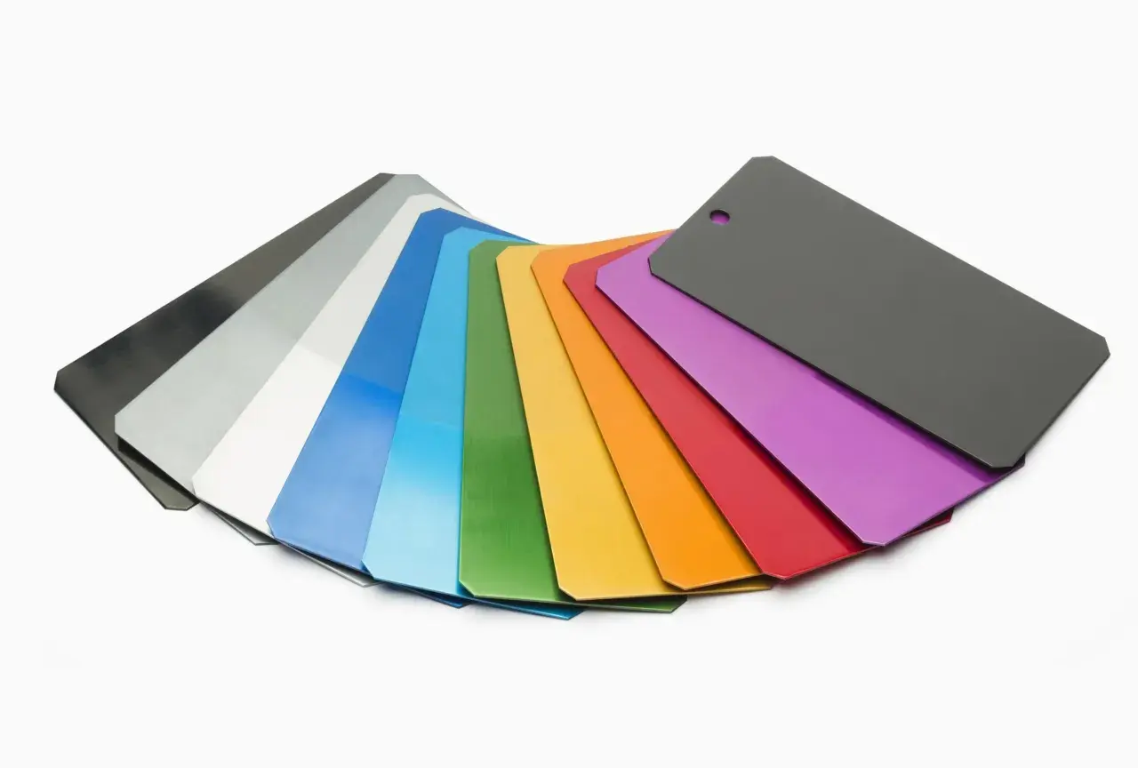 Ventaglio di campioni con diversi colori anodizzazione alluminio: dal nero al grigio, bianco, blu, verde, giallo, arancione, rosso, viola e grigio scuro.