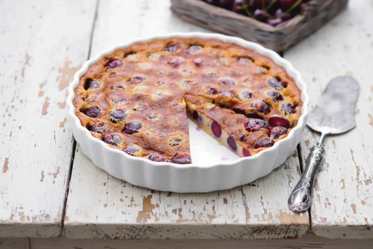 Clafoutis aux cerises, une recette facile et gourmande. Un dessert doré aux fruits rouges, prêt à être dégusté.