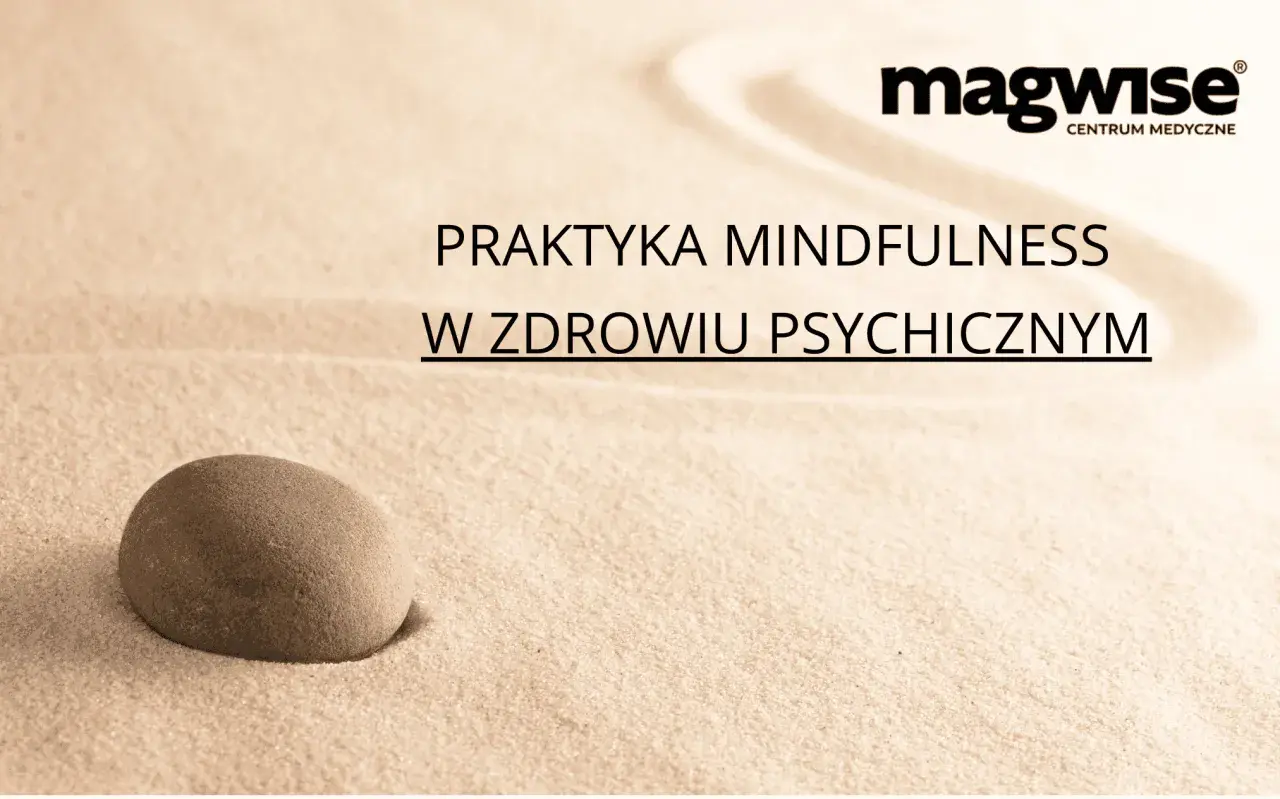 Kamień na piasku symbolizuje spokój i skupienie, czyli co to jest mindfulness. Praktyka mindfulness w zdrowiu psychicznym.