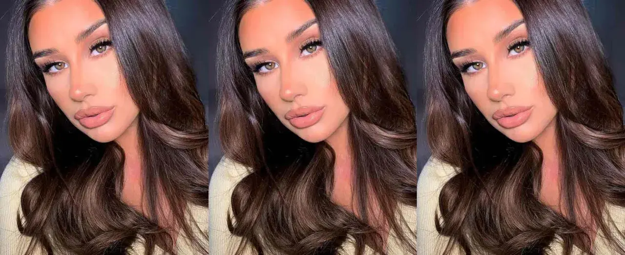 Peinados para graduación con cabello suelto: ondas suaves y brillo natural para un look radiante.