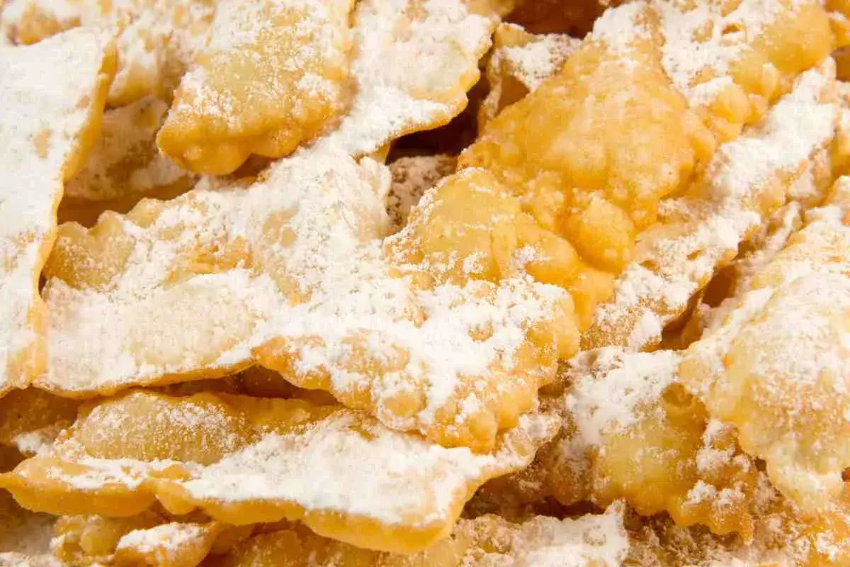 Frappe croccanti e dorate, cosparse di zucchero a velo. Una deliziosa frappe ricetta per Carnevale.