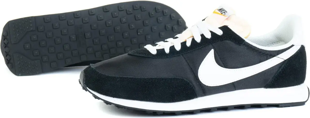 Czarne buty sportowe Nike z białym logo i sznurówkami. To pierwsze buty Nike, które zapoczątkowały legendę.