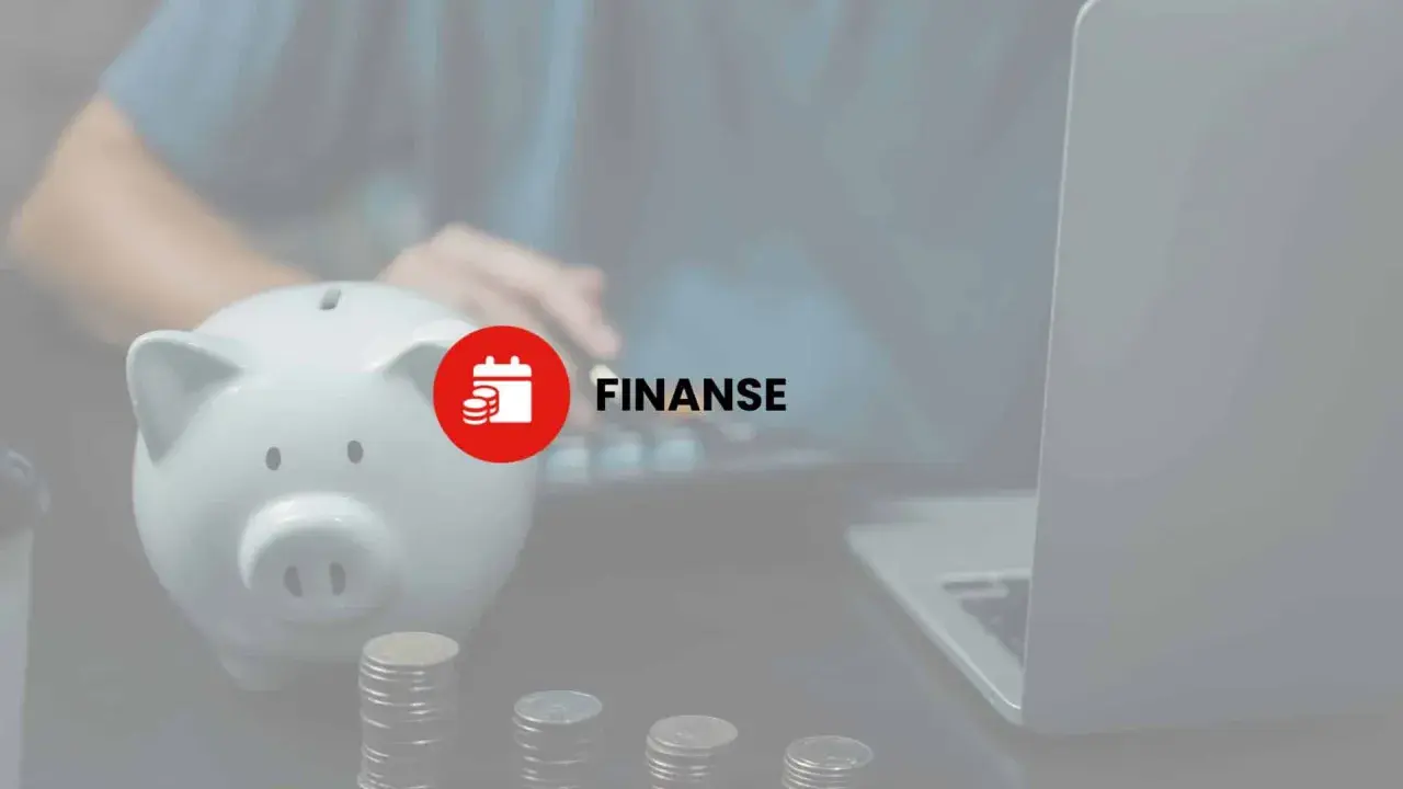 Skarbonka, monety i laptop sugerują zarządzanie finansami, w tym potencjalny podatek od darowizny.