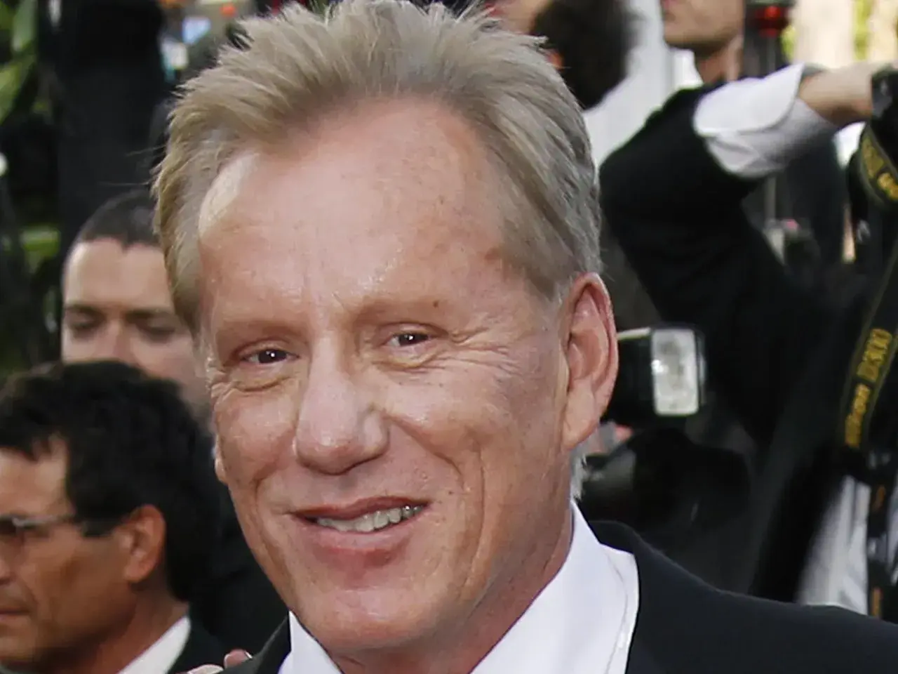 Uśmiechnięty James Woods, znany z wielu niezapomnianych ról w filmach, pozuje do zdjęć.