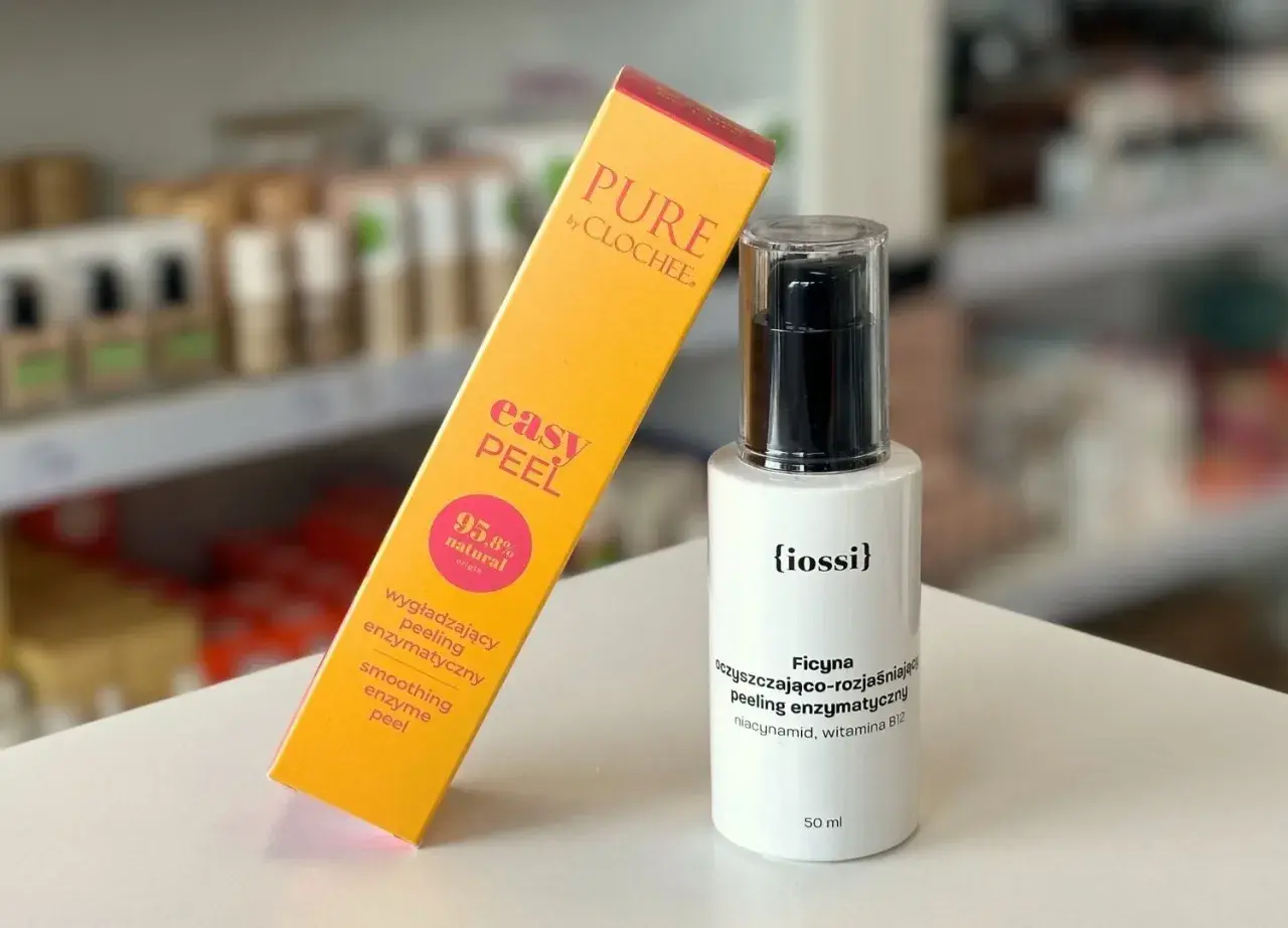 Peeling enzymatyczny {iossi} i jego kartonik "easy PEEL" od CLOCHEE. Idealny do walki z zaskórnikami zamkniętymi.