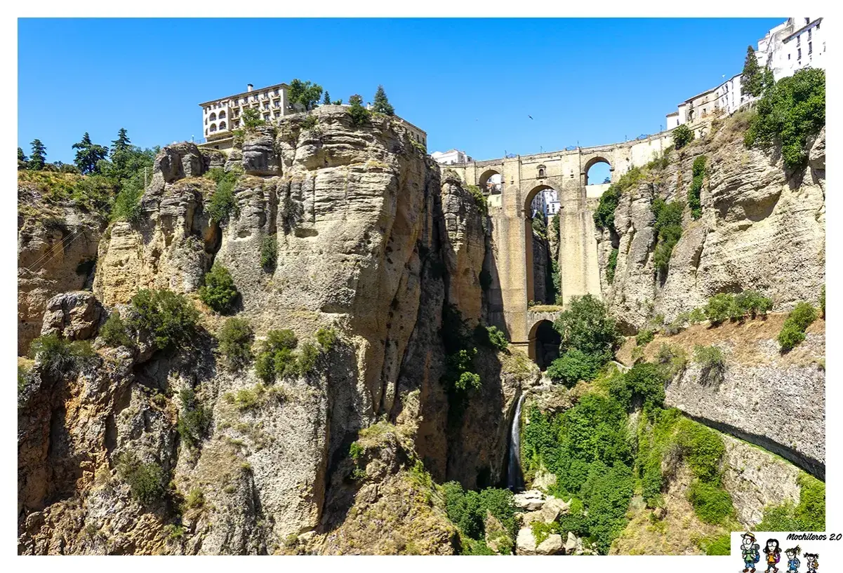 Impresionante puente Nuevo de Ronda, una maravilla de la ingeniería que cruza un profundo tajo. La ruta ronda ofrece vistas espectaculares.