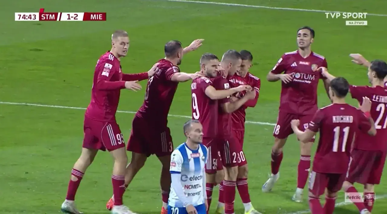 Piłkarze Miedzi Legnica świętują bramkę w meczu przeciwko Stali Mielec. Wynik 1-2 dla Miedzi.
