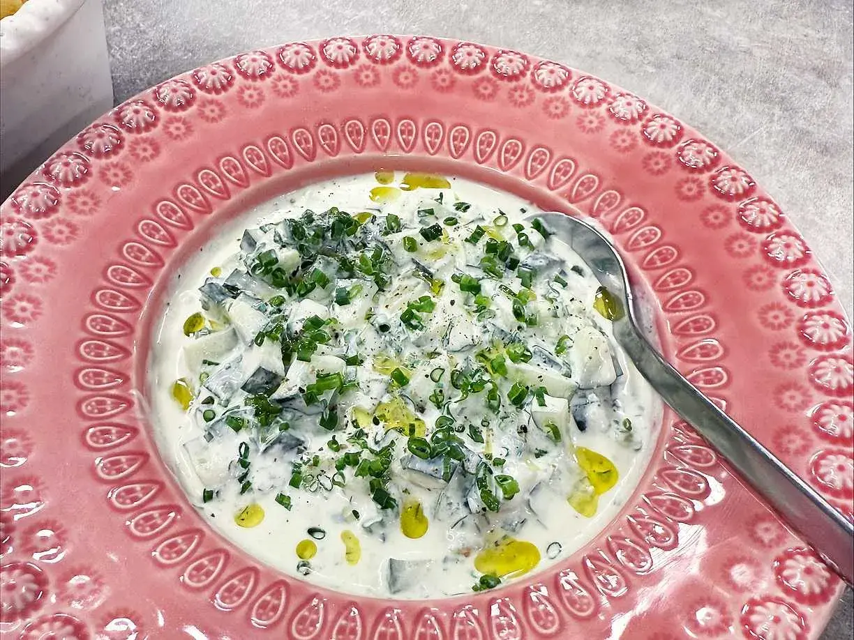 En krämig kall soppa med gurka, ägg och dill. Perfekt sommarrecept med dillolja.